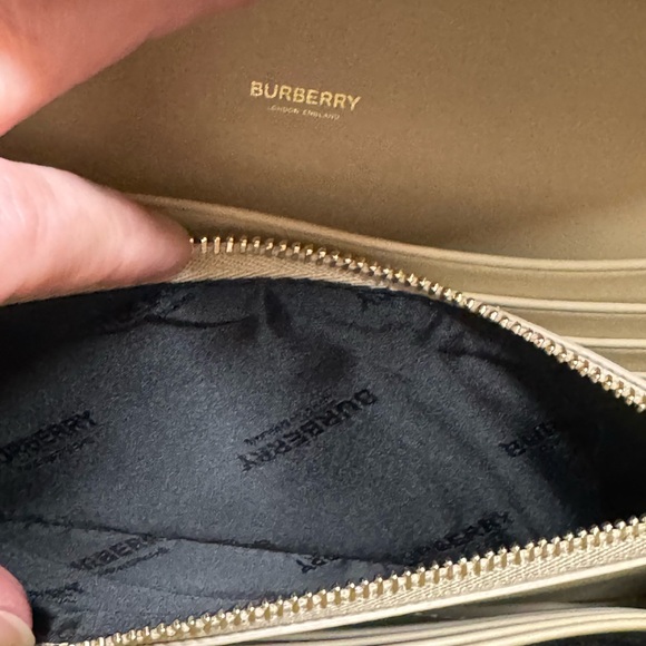 Burberry crossbody NWOT (does not include phone!) Does include original dust bag - Picture 4 of 11